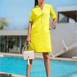 Robe Encolure Arrondie Avec Petit V