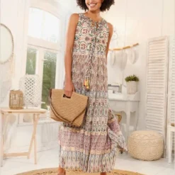 Robe Imprimée Pierres Fantaisie Le Long De L'encolure